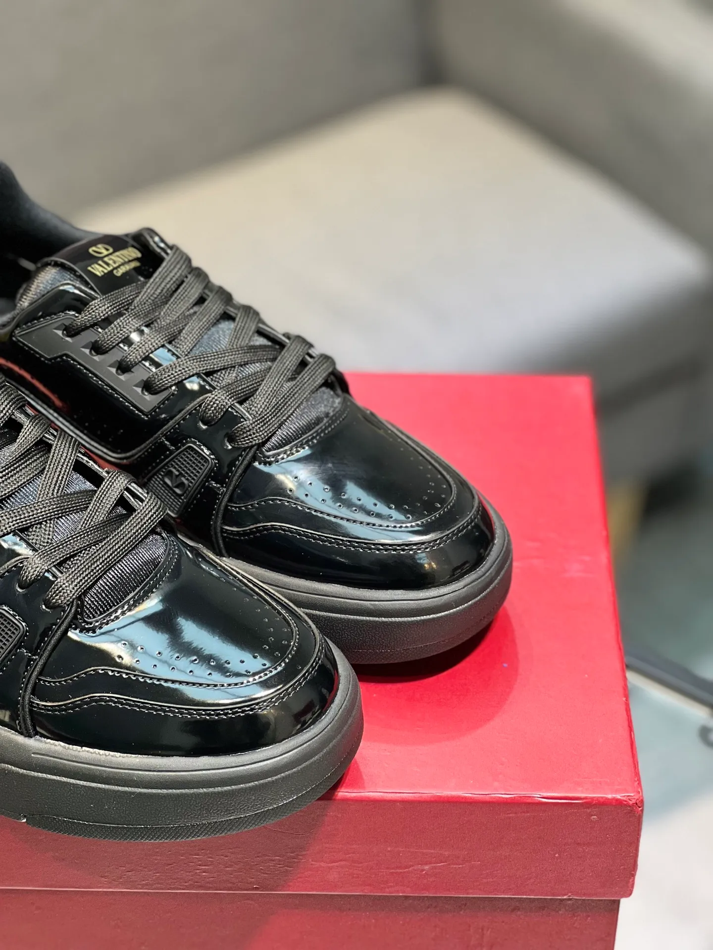 Men's men's shoes 💰660 𝑽𝒂𝒍𝒆𝒏𝒕𝒊𝒏𝒐 Valentino 𝑶𝒏𝒆𝑺𝒕𝒖𝒅 Couple's sneaker series Valentino 2025 latest couple's sneakers, celebrity style, hot sale. The original ZP was purchased and dismantled. Repeated pattern making and modification. I strive to restore the original version 1:1! Top luxury masterpiece, soft and comfortable, combining fashion and leisure, bringing excellent elegant texture and excellent on-foot comfort. Top purchase version upper: imported calfskin surface/original oil edge craftsmanship. Inner: water-dyed cowhide lining. Outsole: original development 𝐓𝐏𝐔 two-color combination outsole. Packaging: original configuration complete package. Code number: 35-44 yards. 34.45 can be customized. Can be customized (self-labeled-no label) order.